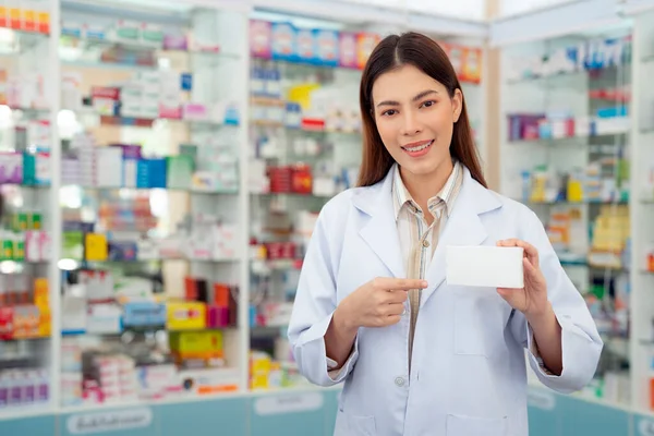 薬局の保護マスクを持つアジアの薬剤師の女性彼女の顧客と薬や薬局を販売するための彼女のビジネスの店 — ストック写真