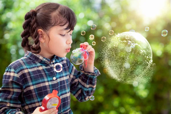 アジアの就学前の女の子再生石鹸バブルによってプレイスグにおもちゃで緑の夏の自然背景 — ストック写真