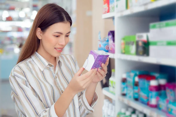 Asiaten Gehen Apotheke Ein Medikament Aus Dem Apothekenregal Kaufen — Stockfoto