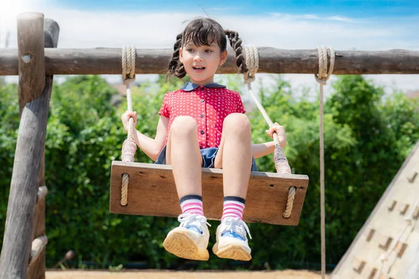 Anaokulunda Asyalı Kız Çocuk Parkında Swing Oyuncağı Oynuyor — Stok fotoğraf