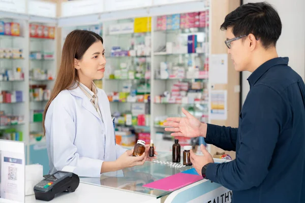 Asian Pharmacist Woman Explain How Use Drug Pharmacine His Customer — Stock Photo, Image