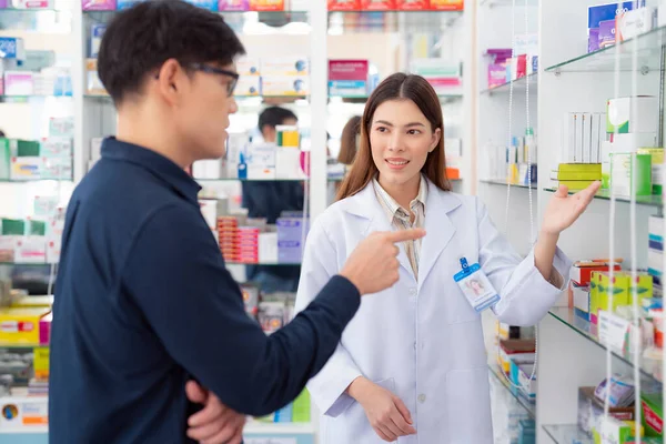 Asijská Lékárnice Vysvětlit Jak Používat Lék Léky Pro Svého Zákazníka — Stock fotografie