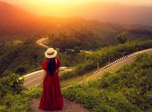 Resenär Kvinna Röd Klänning Promenader Utsiktspunkten Nan Provinsen Nummer Kurva — Stockfoto