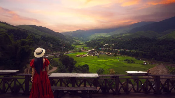 Asiatisk Resenär Kvinna Reser Kafé Och Utsiktsplats Sapan Byn Pua — Stockfoto