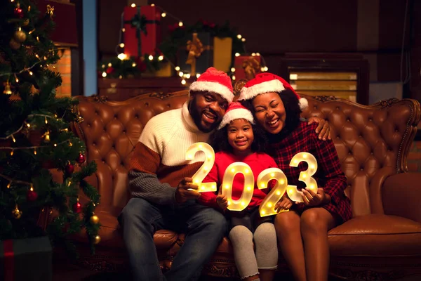 2023年のアメリカの家族新年会とメリークリスマスには 2023年のテキスト番号が手元にあります — ストック写真