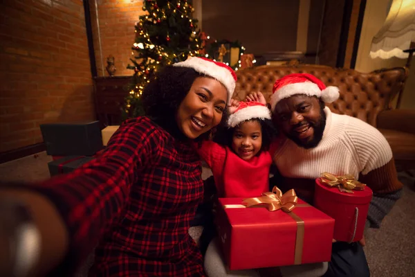 2023のアメリカの家族新年パーティーと陽気なクリスマスにギフトボックスを手にして彼らの家 — ストック写真