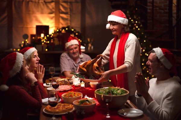 Mutlu Noel Kızarmış Hindi Yemek Masası Evde Amerikan Ailesinin Yeni — Stok fotoğraf
