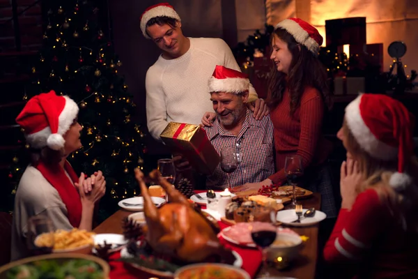 Mutlu Noel Kızarmış Hindi Yemek Masası Evde Amerikan Ailesinin Yeni — Stok fotoğraf