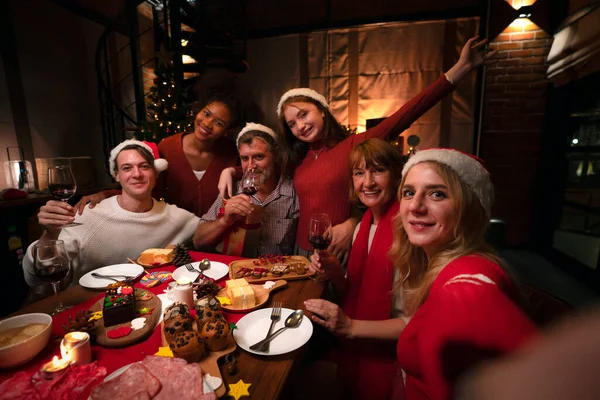 家庭でのアメリカの家族の陽気なクリスマスと新年のパーティーでのローストターキーや食べ物のテーブル 家族は家庭で作られた七面鳥のグリルダイニングを楽しむ家に集まる — ストック写真
