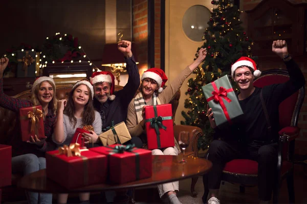 アメリカの家族のメリークリスマスと新年のパーティーはギフトボックス付きの自宅でソファに座って 家族は家で作る七面鳥のグリルダイニングトークアップを楽しむ — ストック写真