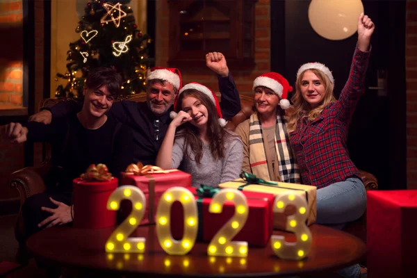 Veselé Vánoce Nový Rok Party Americké Rodiny Sedět Pohovce Doma — Stock fotografie