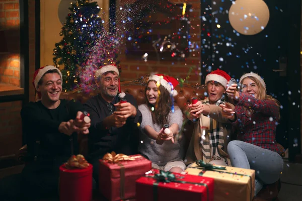 Mutlu Noeller Amerikan Ailesinin Yeni Yıl Partisi Evdeki Kanepede Oturun — Stok fotoğraf