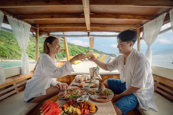 在泰国普吉岛附近的Koh Phi岛 Maya海滩 Phang Nga 这对亚洲情侣在度蜜月的时候 在林间小舟上畅游放松一下 吃着海鲜聚餐 — 图库照片