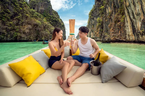 Asiatisches Paar Liebhaber Reisen Und Entspannen Ihren Flitterwochen Reise Auf — Stockfoto