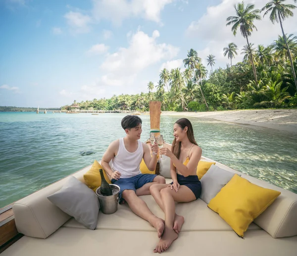 在泰国帕塔亚海滩附近的Koh Kood岛和Ko Lan Larn 一对亚洲情侣在绿树成荫的船上度蜜月旅行和放松 — 图库照片