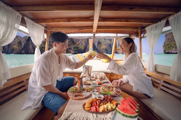 在泰国普吉岛附近的Koh Phi岛 Maya海滩 Phang Nga 这对亚洲情侣在度蜜月的时候 在林间小舟上畅游放松一下 吃着海鲜聚餐 — 图库照片