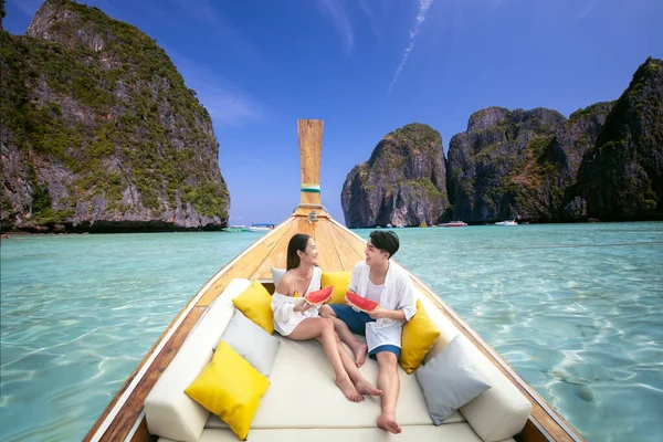 アジアのカップルの恋人旅行と彼らの新婚旅行でリラックスクラビ ピピ島 マヤ湾 タイの木のボートで — ストック写真