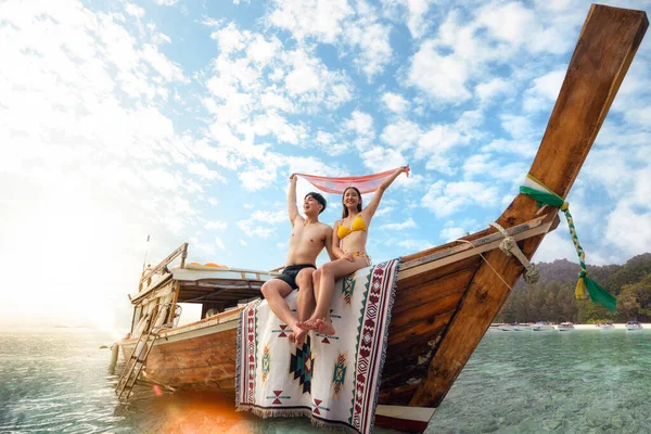 一对亚洲情侣在泰国普吉岛附近的玛雅海滩Koh Phi岛上的木船上度蜜月 旅行和放松 — 图库照片