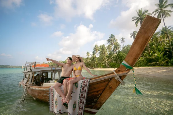 アジアのカップルの恋人旅行と彼らの新婚旅行でリラックスタイのプーケットの近くのサムイ島 マヤビーチ パンガーの木のボートでリラックス — ストック写真