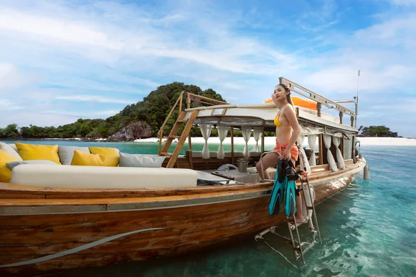 在泰国普吉岛附近的菲菲岛上 身穿比基尼潜水的亚洲妇女 带着林林林总总的旅游船 — 图库照片