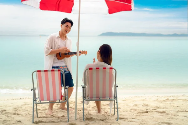 Couple Voyageurs Asiatiques Assis Voir Coucher Soleil Pour Rassembler Sur — Photo