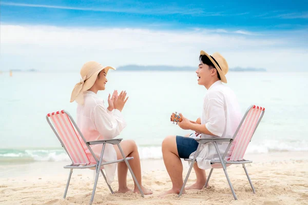 Asiático Casal Viajante Sentado Ver Pôr Sol Togather Praia Com — Fotografia de Stock