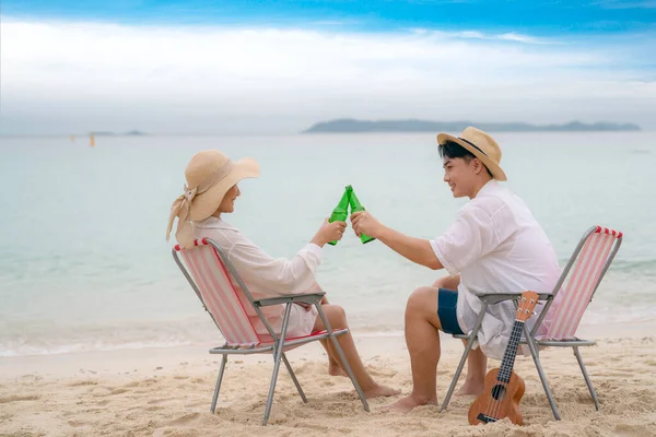 Viajero Asiático Pareja Jugando Dulce Para Reunirse Playa Entre Día — Foto de Stock