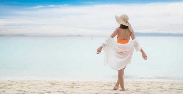 泰国普吉岛菲菲海滩上身穿橙色比基尼的亚洲女游客 — 图库照片