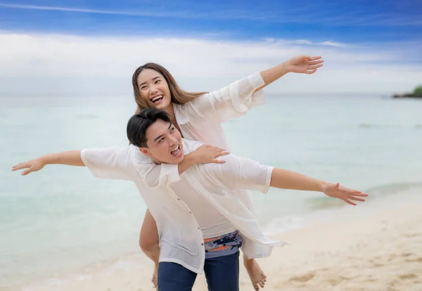 Asian Traveller Couple Playing Sweet Togather Beach Honeymoon Day Phi — Stock Photo, Image