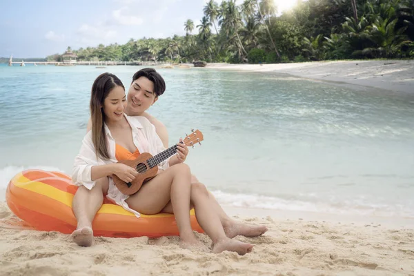 在泰国普吉岛附近的菲菲岛上 一对亚洲旅行夫妇在度蜜月期间在海滩玩耍 甜蜜地聚在一起 — 图库照片