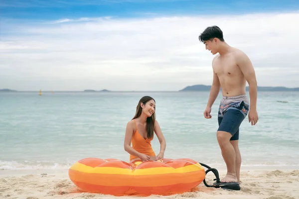 Asiatisches Reisepaar Spielt Strand Zwischen Den Flitterwochen Maya Strand Der — Stockfoto