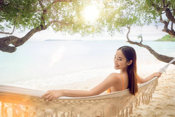 Asiatische Reisende Schlafen Auf Der Schaukel Kriechen Mit Bikini Strand — Stockfoto