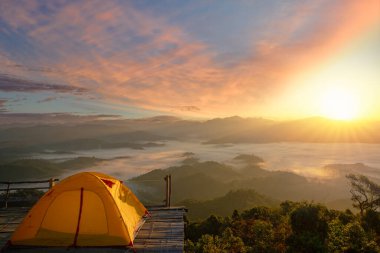 Tayland 'ın kuzeyinde, Tak' ta kış mevsiminde ve balonda turuncu çadır, Tayland 'ın Chiang Mai yakınlarındaki seyahat noktasında Laandscape manzarası.