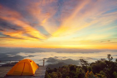 Tayland 'ın kuzeyinde, Tak' ta kış mevsiminde ve balonda turuncu çadır, Tayland 'ın Chiang Mai yakınlarındaki seyahat noktasında Laandscape manzarası.