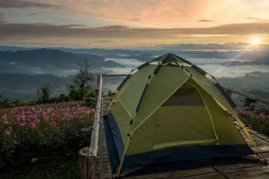 mon mok tawan, Tak 'ta çadır ve kamp, sis dağı ve gündoğumu arka planda, Mon Saeng Tawan, Tak, Tayland