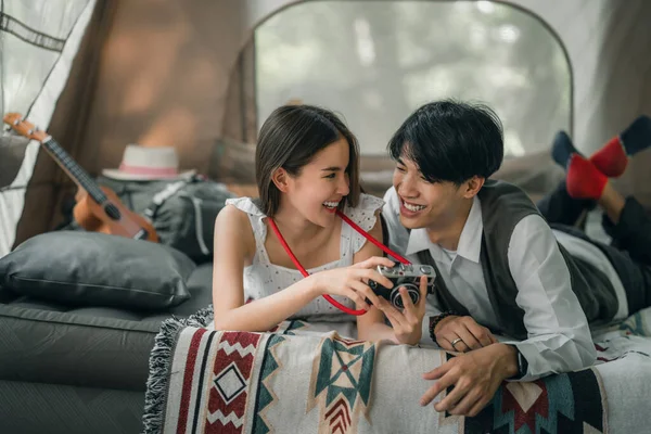 Aziatisch Paar Zoet Tent Binnen Kamperen Reis Reiziger Ontspannen Slapen — Stockfoto