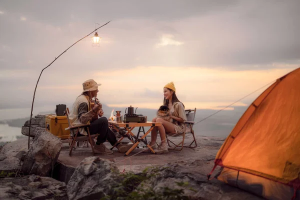 Asiatico Coppia Dolce Tenda Dentro Essi Campeggio Viaggio Viaggiatore Relax — Foto Stock