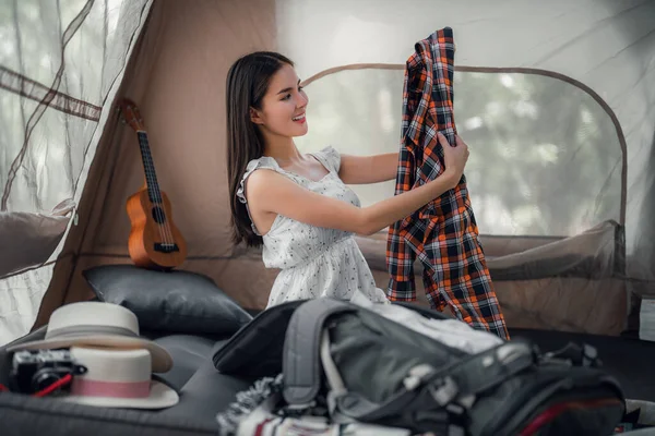 Asiatico Donna Viaggiatore Preparare Suo Camicia Suo Zaino Suo Tenda — Foto Stock
