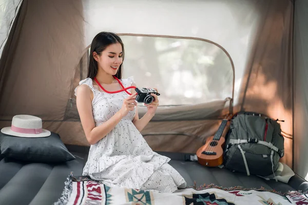 Viajero Asiático Fotógrafo Relajarse Con Cámara Viaje Camping Dentro Tienda — Foto de Stock