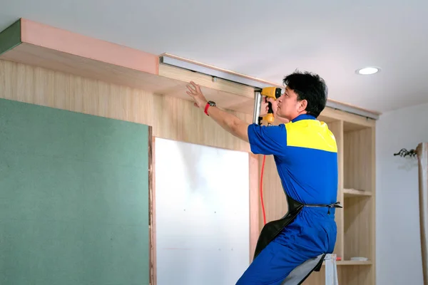 아시아 노동자와 직원들이 새로운 거실에서 작업하고 개조하고 있습니다 — 스톡 사진