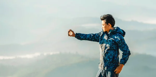 Asiatischer Reisender Fotografiert Mit Seiner Kamera Den Gipfel Des Mon — Stockfoto
