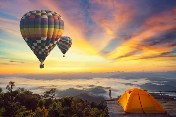 タイ北部タックのキャンプ場のオレンジ色のテント冬の季節と気球 タイのチェンマイ付近の旅行ポイントの景観ポイント — ストック写真