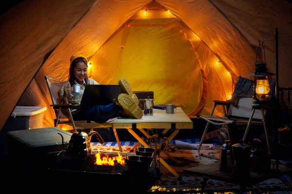 Mulher Asiática Desfrutar Sua Barraca Viagem Acampamento Noite Com Muitas — Fotografia de Stock