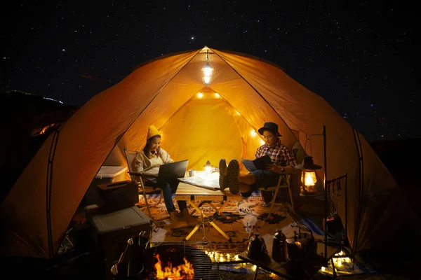 Asiático Casal Desfrutar Eles Barraca Camping Viagem Noite Com Muitas — Fotografia de Stock