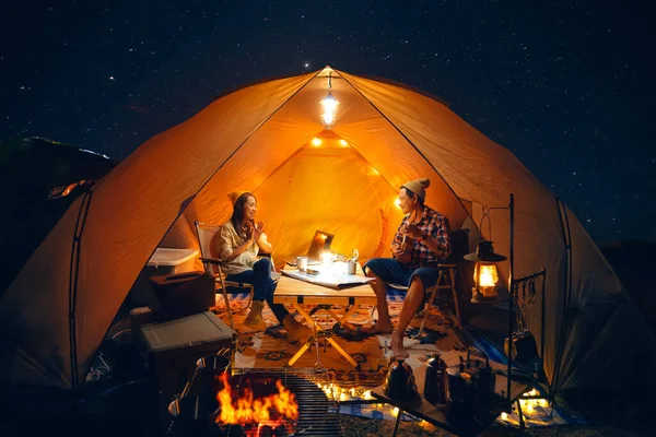 Asiatico Coppia Godere Essi Tenda Campeggio Viaggio Notte Con Molti — Foto Stock