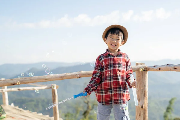 Azji Chłopiec Grać Cieszyć Się Jego Bańki Mydło Zabawka Kemping — Zdjęcie stockowe