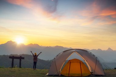 Kış mevsiminde Tak, Tayland 'ın kuzeyinde kamp alanında turuncu çadır, Tayland, Chiang Mai yakınlarındaki seyahat noktasında Laandscape manzarası