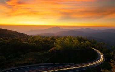 Kış mevsiminde Doi Inthanon Ulusal Parkı 'nın tepesindeki manzara manzarası. Otomobilden gelen ışık ve Tayland' ın Chiang Mai şehrinde güneş ışığı ve sisli bir ortam.