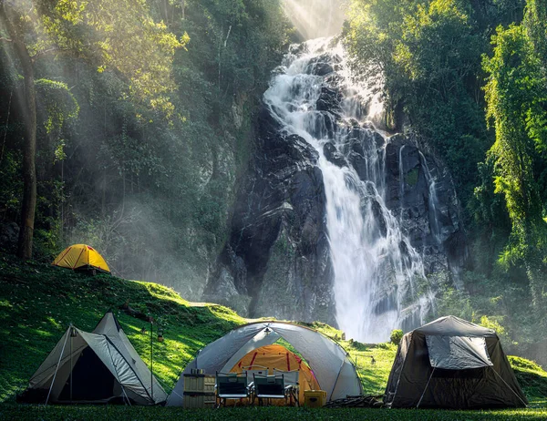 Tente Camping Avec Cascade Mae Tia Fond Montagne Parc National — Photo