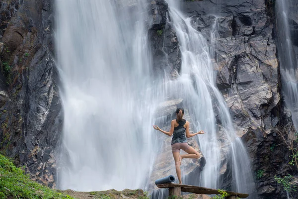 Asiatisk Resenär Kvinna Pose Yoga Lotus Pose Med Vattenfall Bakgrund — Stockfoto